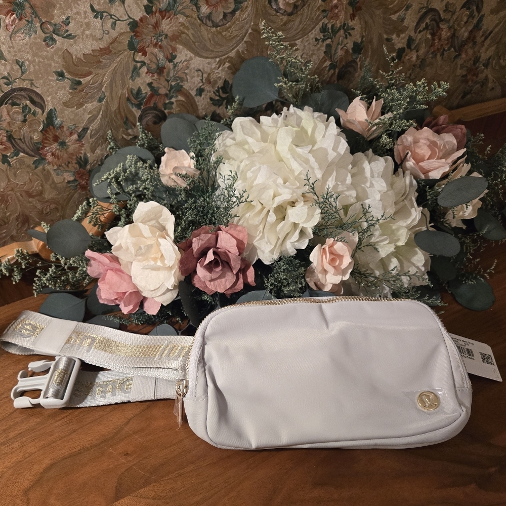 LULULEMON - Everywhere Belt Bag 1L in Vapor/Gold/White - NWOT